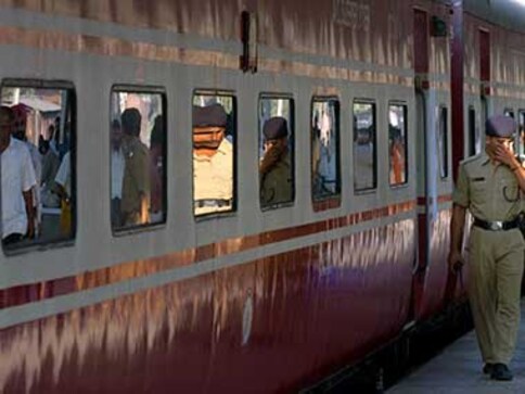 Six passengers injured after miscreants throw stones at Sealdah-Rajdhani Express in Bihar Six passengers injured after miscreants throw stones at Sealdah-Rajdhani Express in Bihar