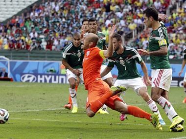 Watch out for Arjen Robben dives, Costa Rica coach warns referees Watch out for Arjen Robben dives, Costa Rica coach warns referees