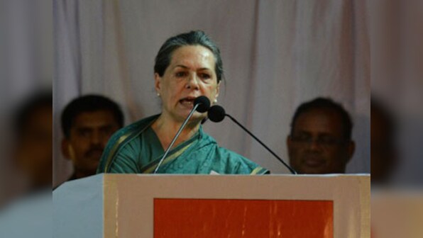 Sonia Gandhi turns up alone for Cong meet because of schedule goof up