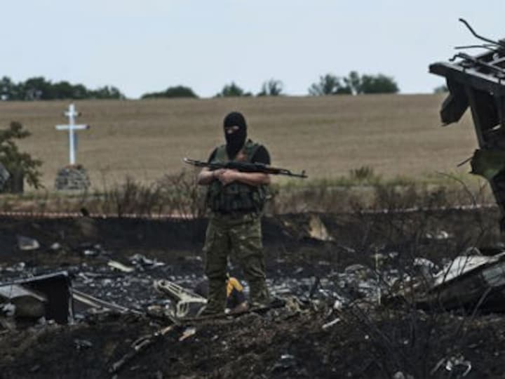 MH17 crash: Ukrainian workers find 21 more bodies at crash site 