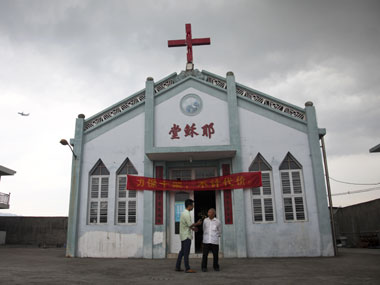 China police remove churchs cross amid crackdown on Christian buildings
