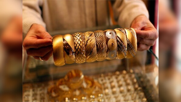 Gold slips below 3 month high ahead of US job and trade data