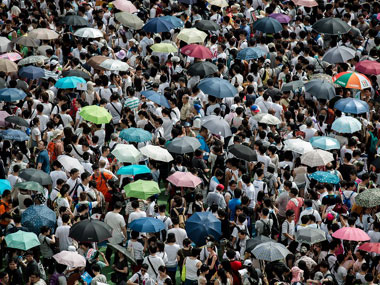 Hong Kong: Anti-graft officials raid pro-democracy media chief's home Hong Kong: Anti-graft officials raid pro-democracy media chief's home
