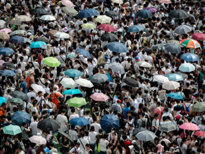 Hong Kong: Anti-graft officials raid pro-democracy media chief's home