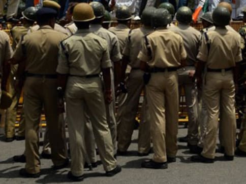 Manipur: Locals allege negligence, place woman's body outside doc's home Manipur: Locals allege negligence, place woman's body outside doc's home