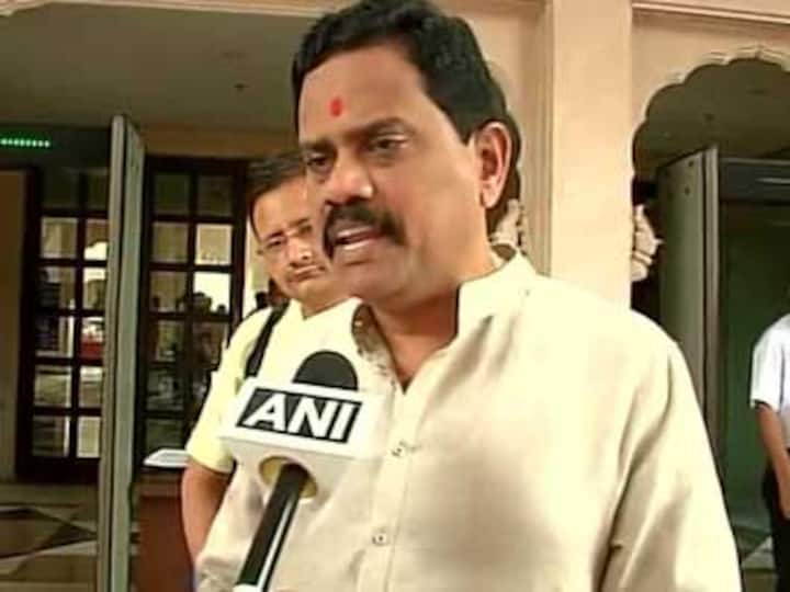 Watch: Shiv Sena MP Rajan Vichare 'forces' Muslim to break fast