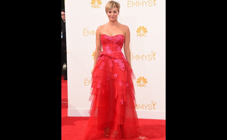 Photos Sarah Hyland Kaley Cuoco Colour The Emmy Awards Red