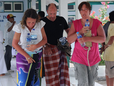 Indonesia tourist boat survivors swam to volcano island, survived on urine Indonesia tourist boat survivors swam to volcano island, survived on urine