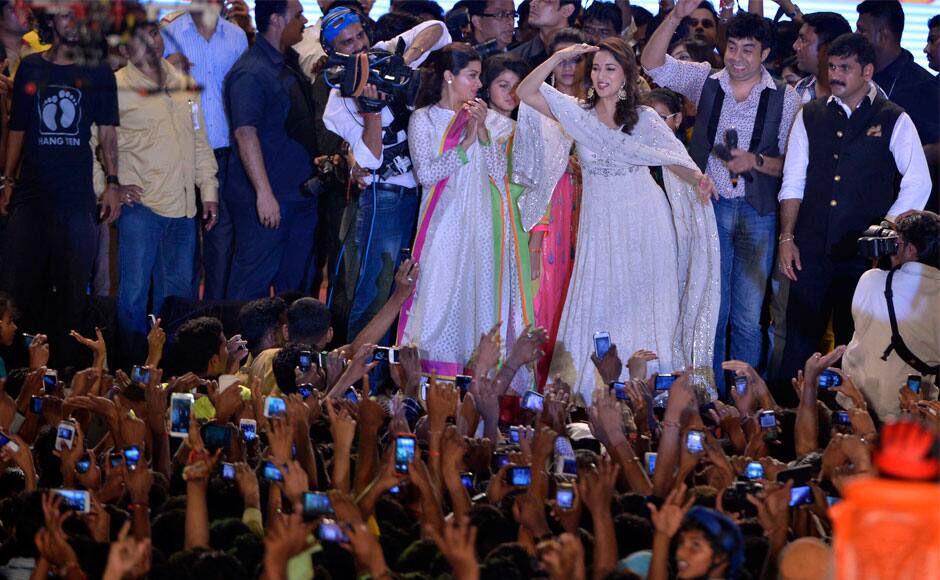 Rani promotes Mardaani, Ajay pitches Singham Returns at Dahi Handi ...