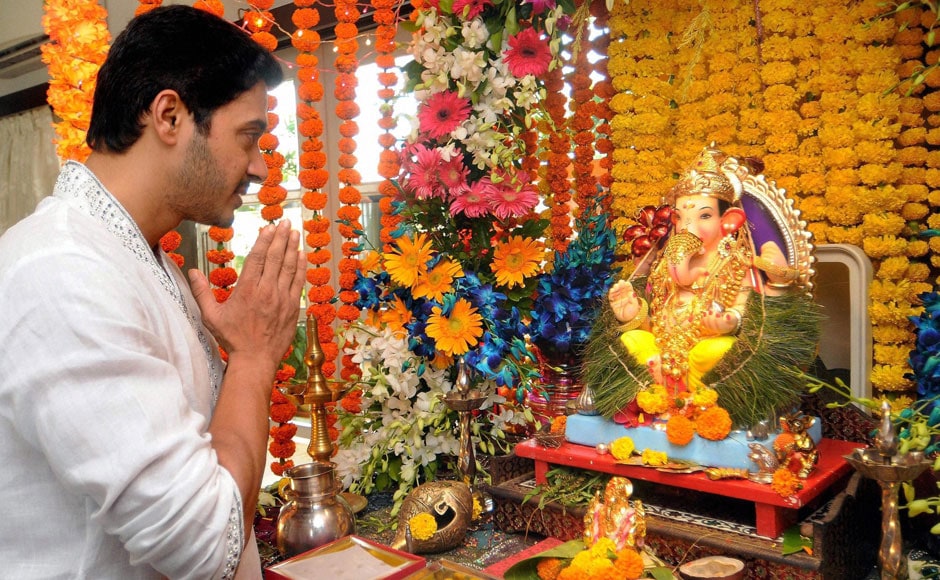 Mumbai: Bollywood actor Shreyas Talpade offers prayers to a Ganesh idol at his residence on the occasion of Ganesh Chaturthi, in Mumbai on Friday. PTI