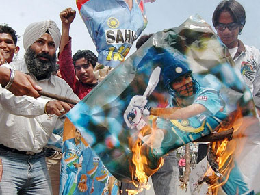 What makes a sports fan into a sports fanatic What makes a sports fan into a sports fanatic