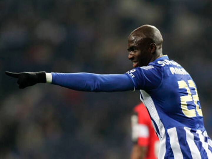 Manchester City sign defender Eliaquim Mangala from Porto