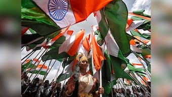 Ugly Indian patriot: foreigner refuses to stand for national anthem; mob thrashes Indian friend