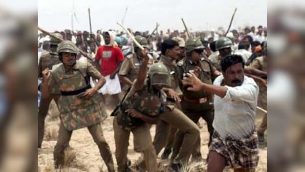 Police lathicharge farmers protesting against power cuts in Telangana