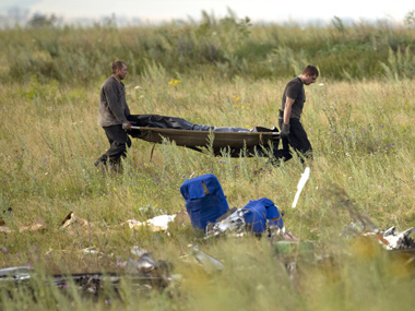 Plane carrying bodies of 43 MH17 victims arrives in Malaysia Plane carrying bodies of 43 MH17 victims arrives in Malaysia