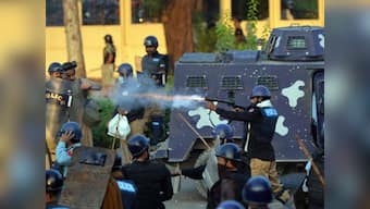 Pakistan crisis: 1 killed, over 400 injured as agitators march to Nawaz Sharif's house