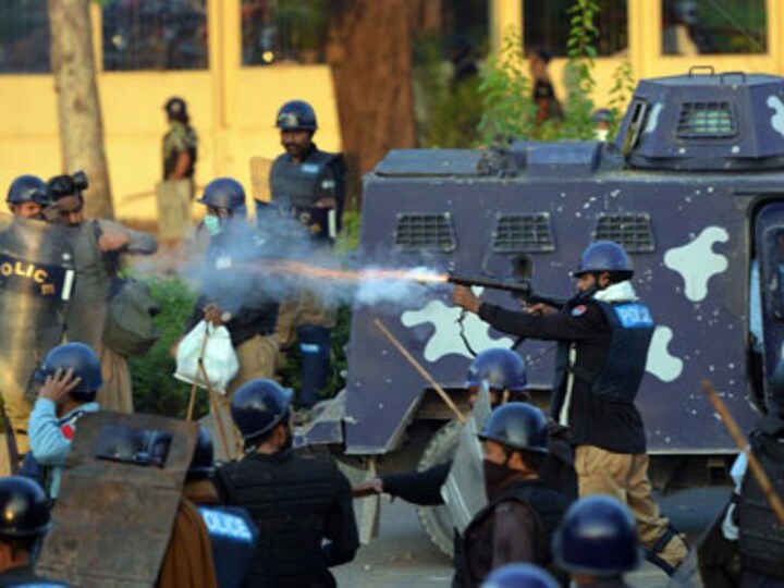 Pakistan crisis: 1 killed, over 400 injured as agitators march to Nawaz Sharif's house