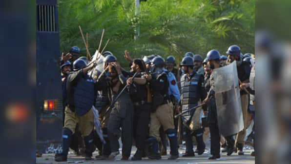 Pakistan: Army chief calls for meet even as violence continues