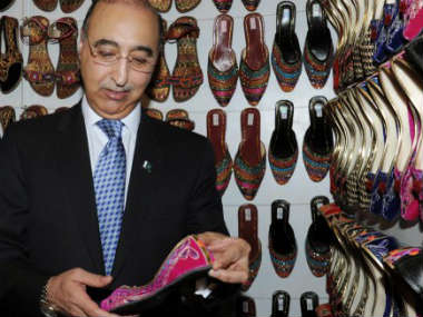 Pak envoy's invite to Kashmiri separatists during talks draws flak Pak envoy's invite to Kashmiri separatists during talks draws flak