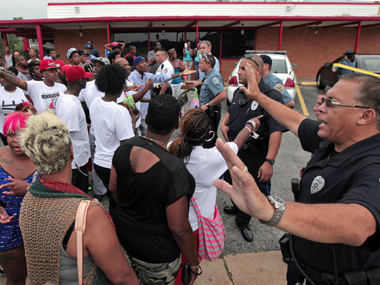 Curfew re-imposed in Ferguson as protest spirals Curfew re-imposed in Ferguson as protest spirals