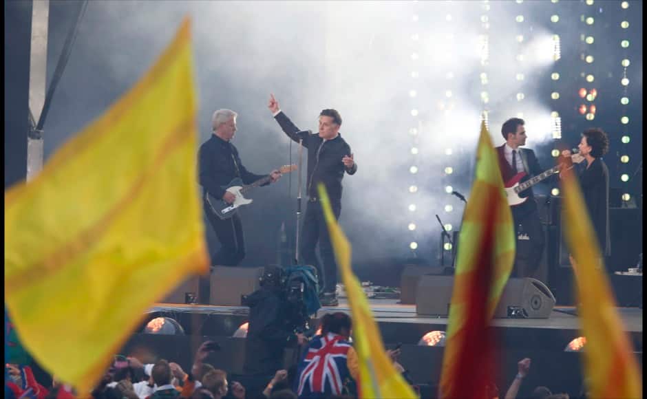 Deacon Blue perform during the closing ceremony of the 2014 Commonwealth Games at Hampden Park in Glasgow, Scotland August 3, 2014. REUTERS