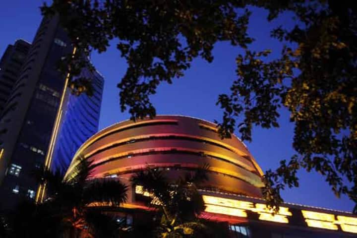 Sensex ends at new high on rebound in metal, auto stocks 