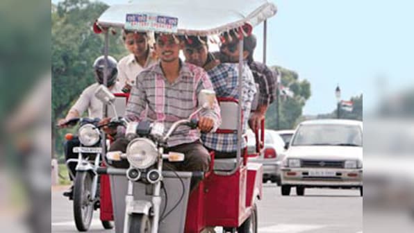 BJP, Congress delegations meet Najeeb Jung over e-rickshaw row in Delhi