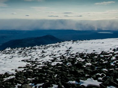 After a volcona erupts, Iceland issues red alert After a volcona erupts, Iceland issues red alert