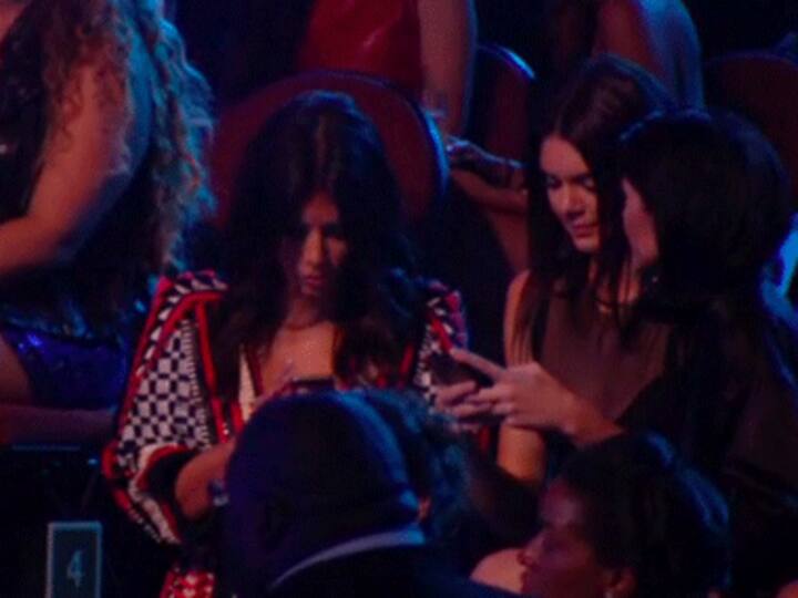 Kim Kardashian, Jenner sisters caught texting during Ferguson tribute at VMA 2014