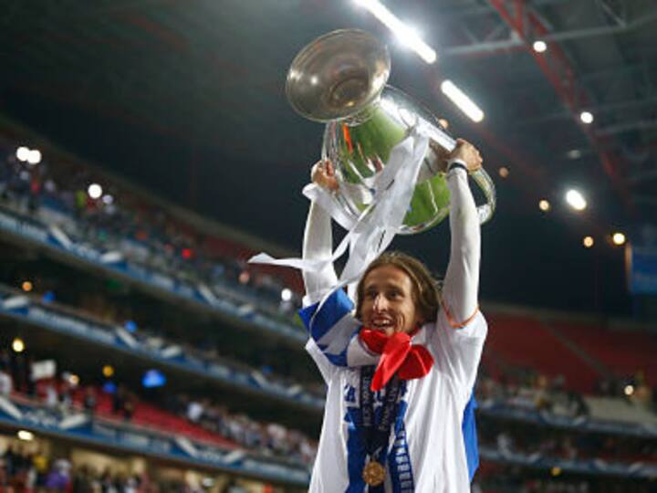 Modric commits to Real with new four-year deal