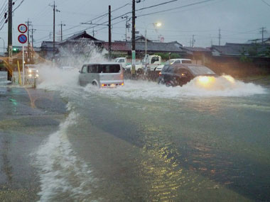 Typhoon Halong rips through west Japan, several injured Typhoon Halong rips through west Japan, several injured