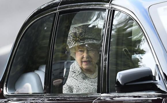 Britain's Cameron overheard saying Queen "purred" at Scottish "No" vote Britain's Cameron overheard saying Queen "purred" at Scottish "No" vote