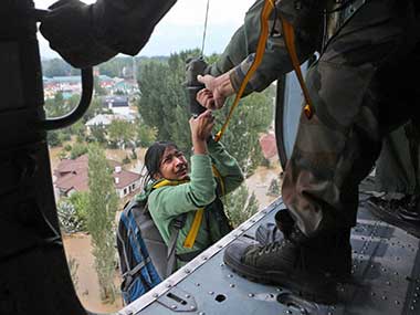 Anger, gratitude in Srinagar: Will J&K floods bring Army, Kashmiris together? Anger, gratitude in Srinagar: Will J&K floods bring Army, Kashmiris together?