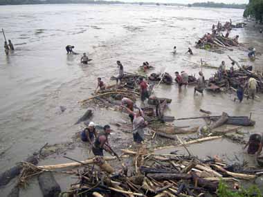 Over four lakh stranded in flood-hit Jammu and Kashmir even as water levels recede Over four lakh stranded in flood-hit Jammu and Kashmir even as water levels recede