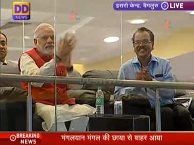 PM Modi breaks into applause at Isro mission control