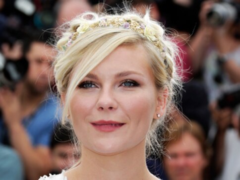 Kirsten Dunst criticises Apple for leaked nude photos-Bollywood News
