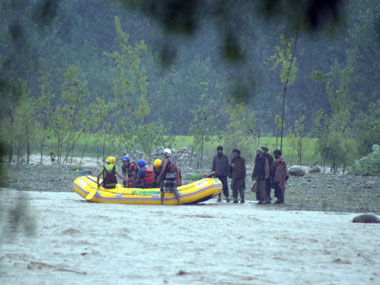 Kashmir floods: Govt rushes 3 more NDRF teams to bolster relief efforts Kashmir floods: Govt rushes 3 more NDRF teams to bolster relief efforts