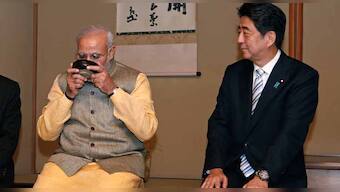 Image of the day: Modi, Abe indulge in 'chai pe charcha' before real talks