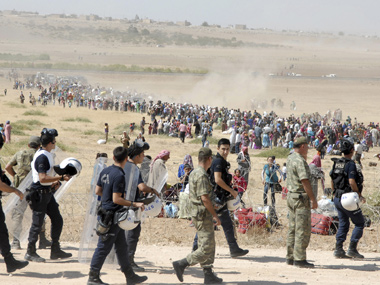 Thousands of Syrian Kurds enter Turkey fleeing advancing Islamic State Thousands of Syrian Kurds enter Turkey fleeing advancing Islamic State