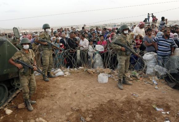 Turkey refugee crisis deepens as Islamic State besieges Syrian border town Turkey refugee crisis deepens as Islamic State besieges Syrian border town