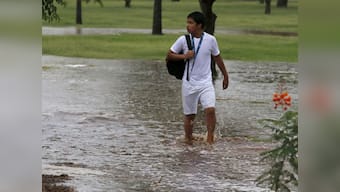 Philippines floods: Thousands flee Manila, one dead