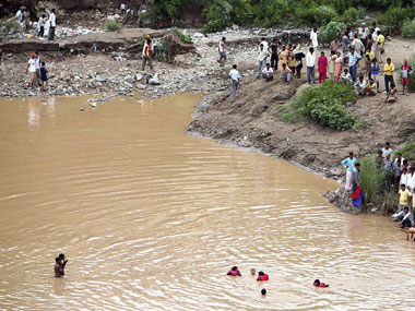 Jammu on flood alert after heavy rainfall, one dead Jammu on flood alert after heavy rainfall, one dead
