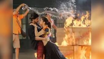 'Manwa Laage' from 'Happy New Year': Shah Rukh's '10-pack' abs makes it a hit!