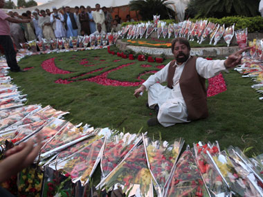 Resilient Pak protesters receive 200 bouquets from anonymous person Resilient Pak protesters receive 200 bouquets from anonymous person