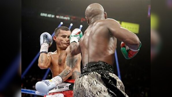 Mayweather remains unbeaten with decision win 