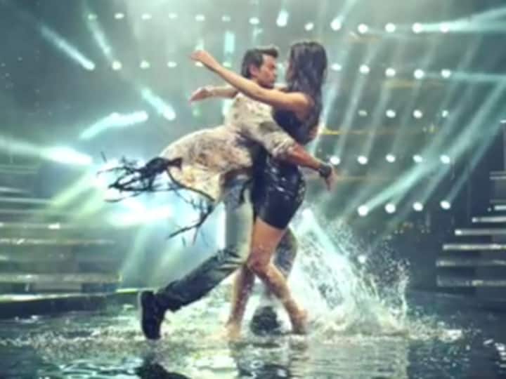 Bang Bang title song: Watch Katrina pay tribute to Liril ads, Hrithik don girly robe
