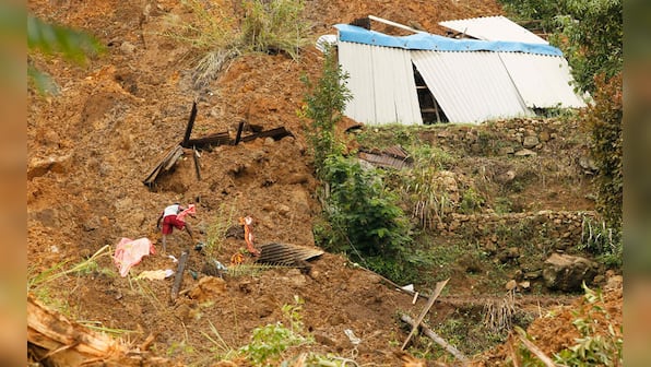 Photos: Desperate SL villagers claw through mud as landslide buries 120 homes