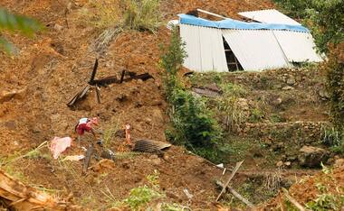 Photos: Desperate SL villagers claw through mud as landslide buries 120 homes