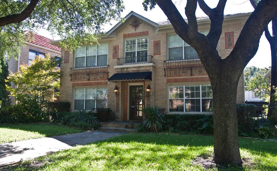 The apartment building where Nina Pham, the first U.S. health worker to be infected by the Ebola virus resides, is seen in Dallas, Texas October 16, 2014. Texas nurse Pham, infected with Ebola while caring for a patient who later died, will arrive at the U.S. National Institutes of Health outside Washington for treatment later on Thursday, an NIH official said. REUTERS