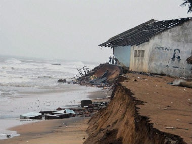 Eight dead as cyclone Hudhud pounds Andhra Pradesh, Odisha – Firstpost